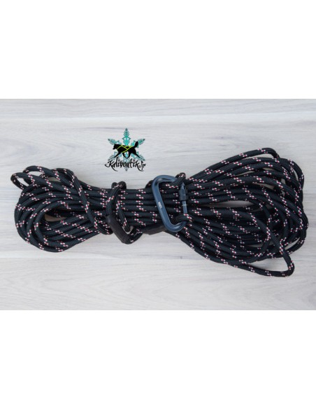 Longe pour chien de 10 ou 15m Kaliboutik noire avec motifs jaune et rouge vue enroulée